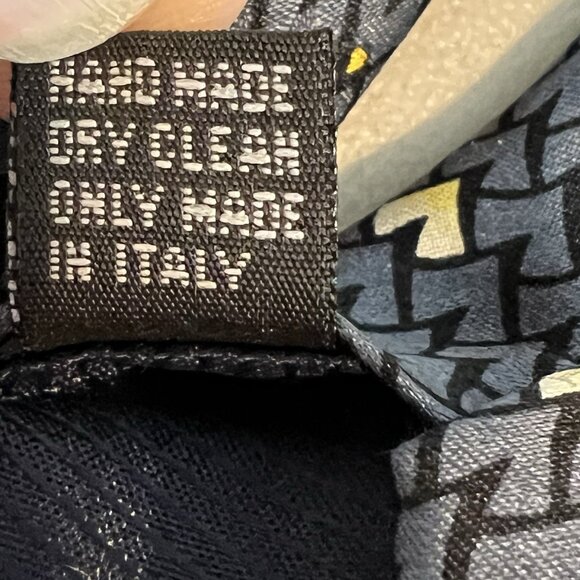 Valentino Cravatte Silk Necktie Blue Hearts Print Italy 4" x 55" - Picture 11 of 12